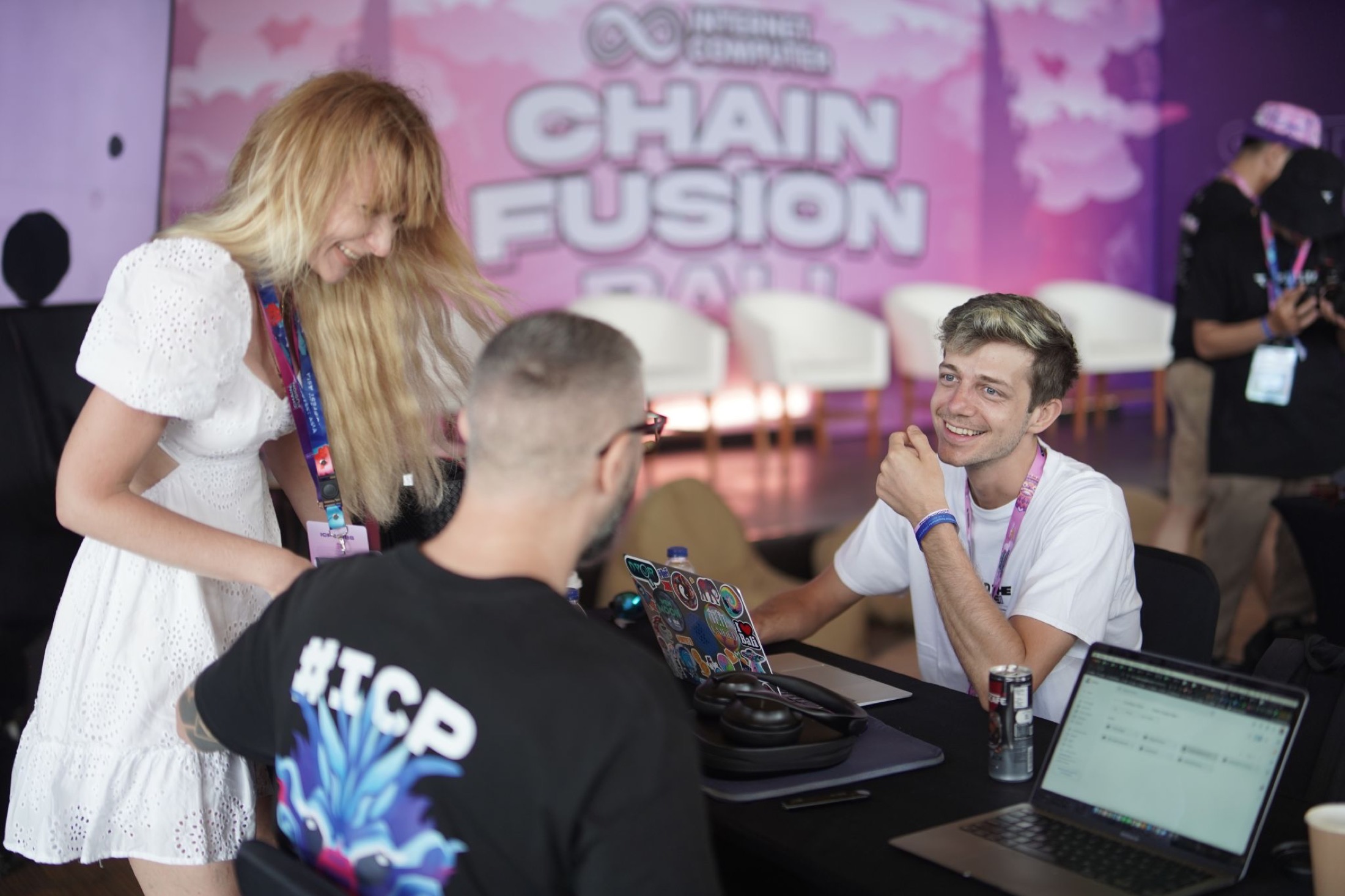 Cosmo speaking with attendees at Chain Fusion